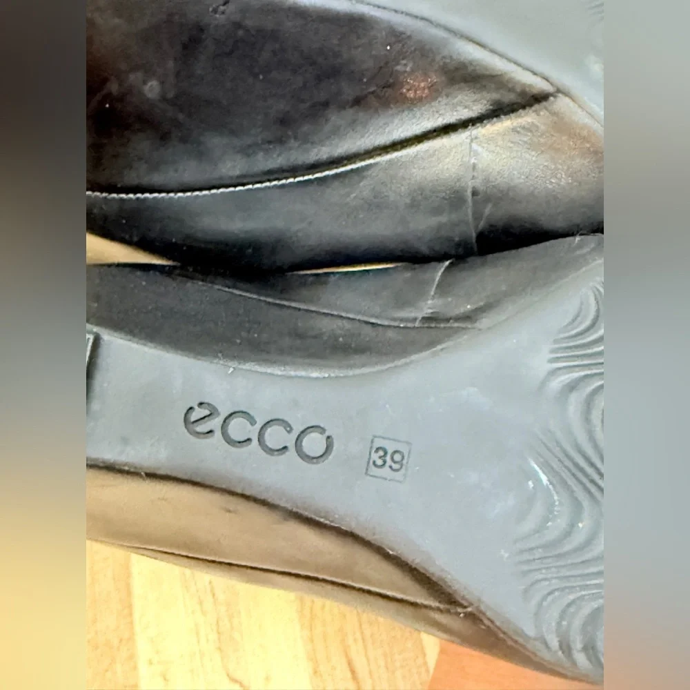 Ecco Black Leather Wedge Heels Round Toe Slip On Shoes Sz 39 (US 8.5)